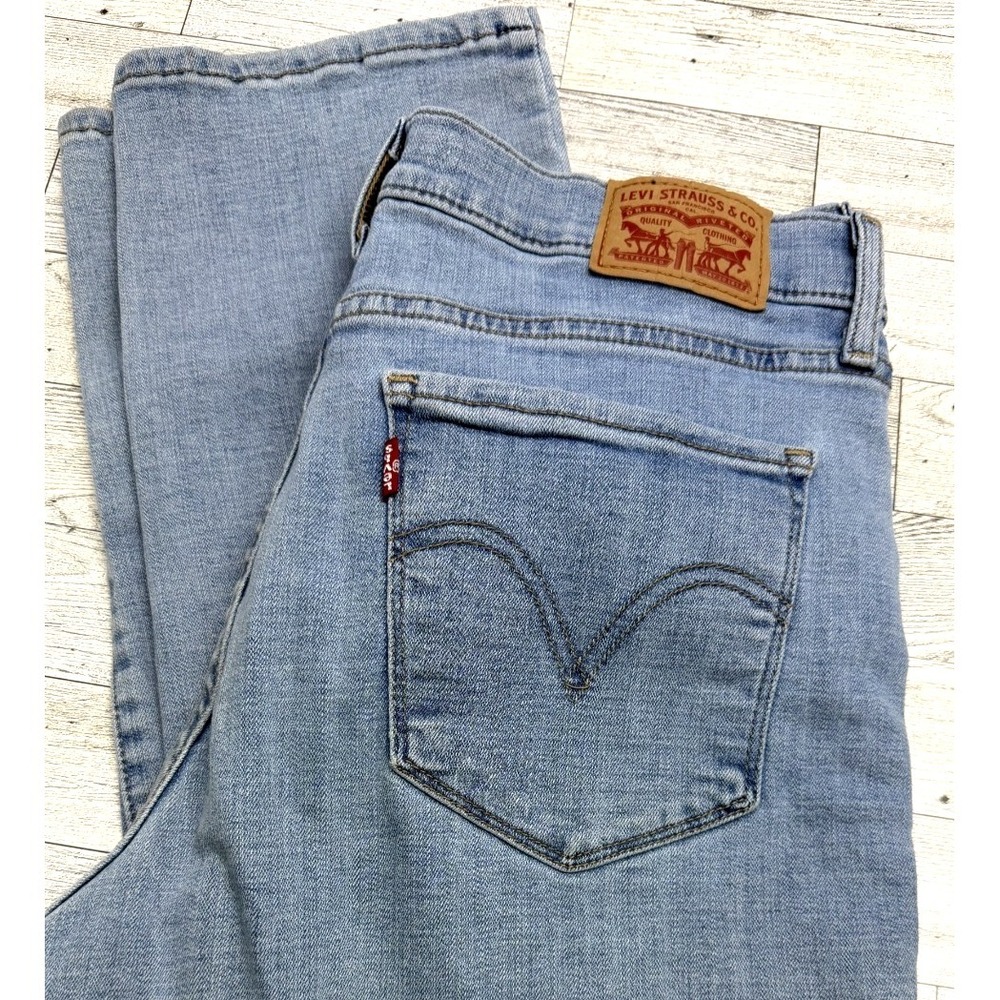 Levis Women's Size‎ 8 Classic Straight Jeans Mid-Rise Light Wash Blue Denim